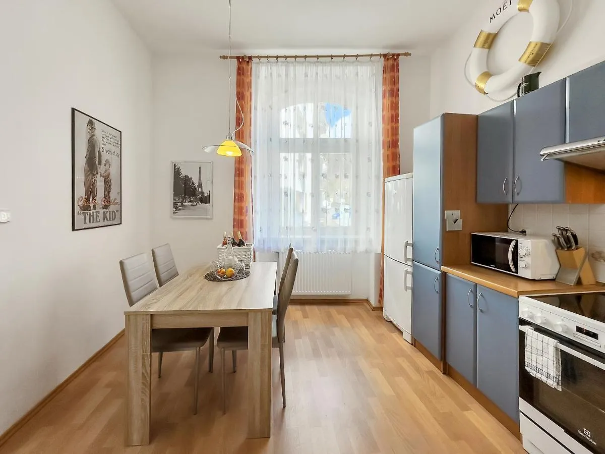 Laura'S Apartment كارلوفي فاري 0*,